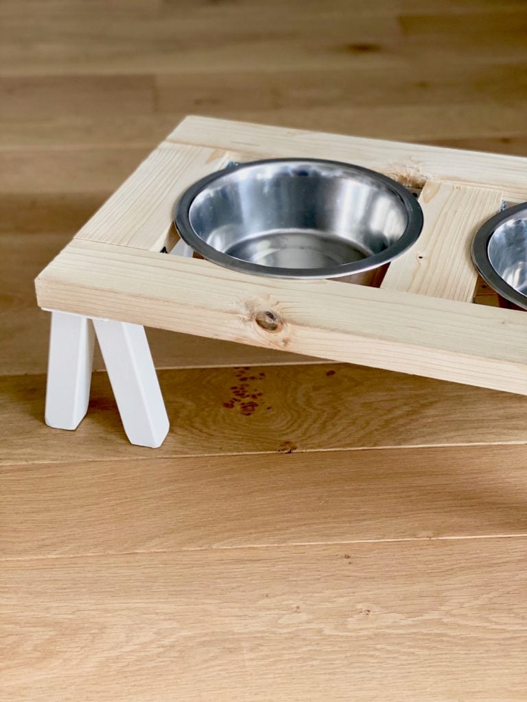 porte gamelle pour chien diy style sacandinave bois et métal blanc blog déco clem around the corner