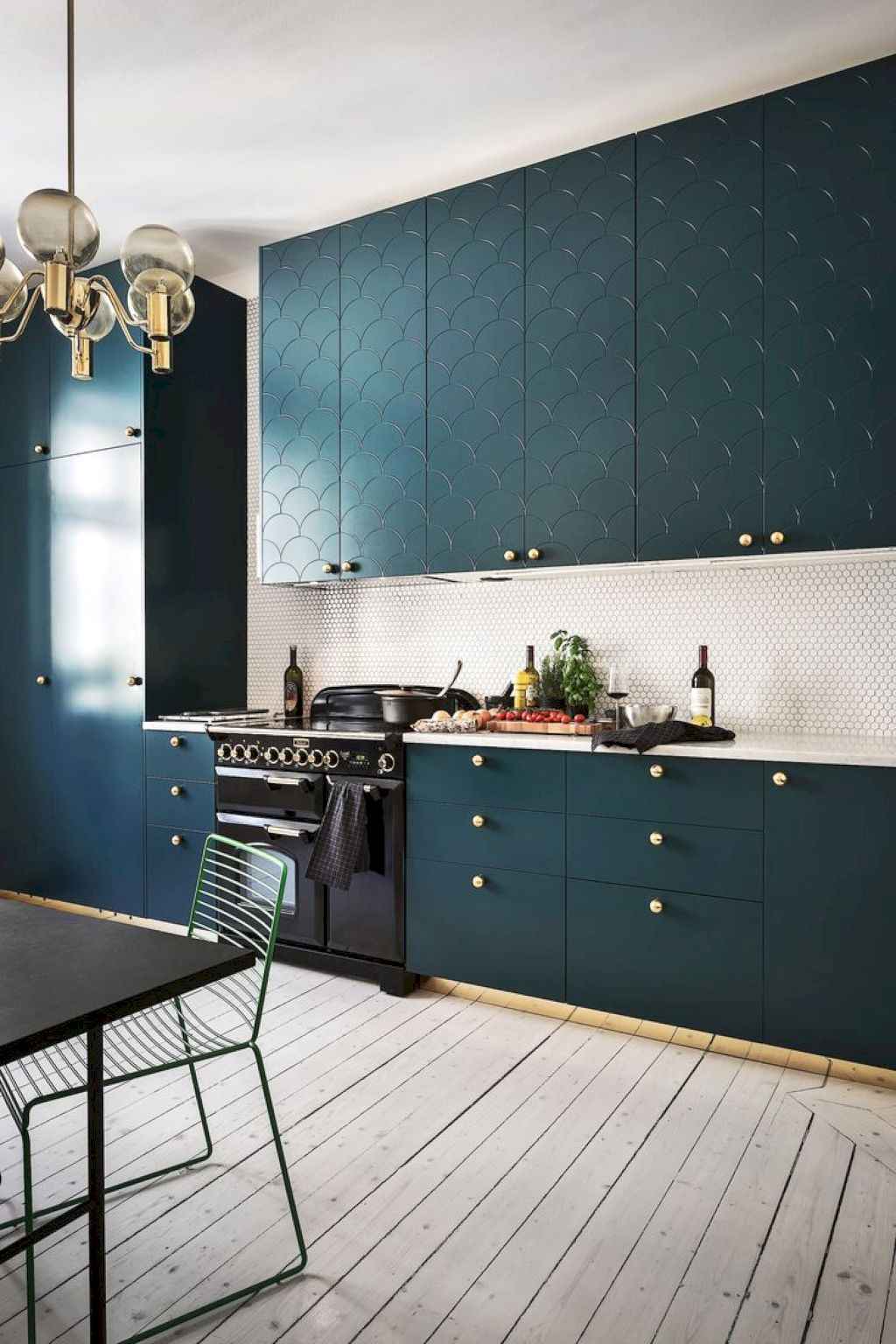 cuisine tendance bleu meuble résine parquet lamé lampe laiton