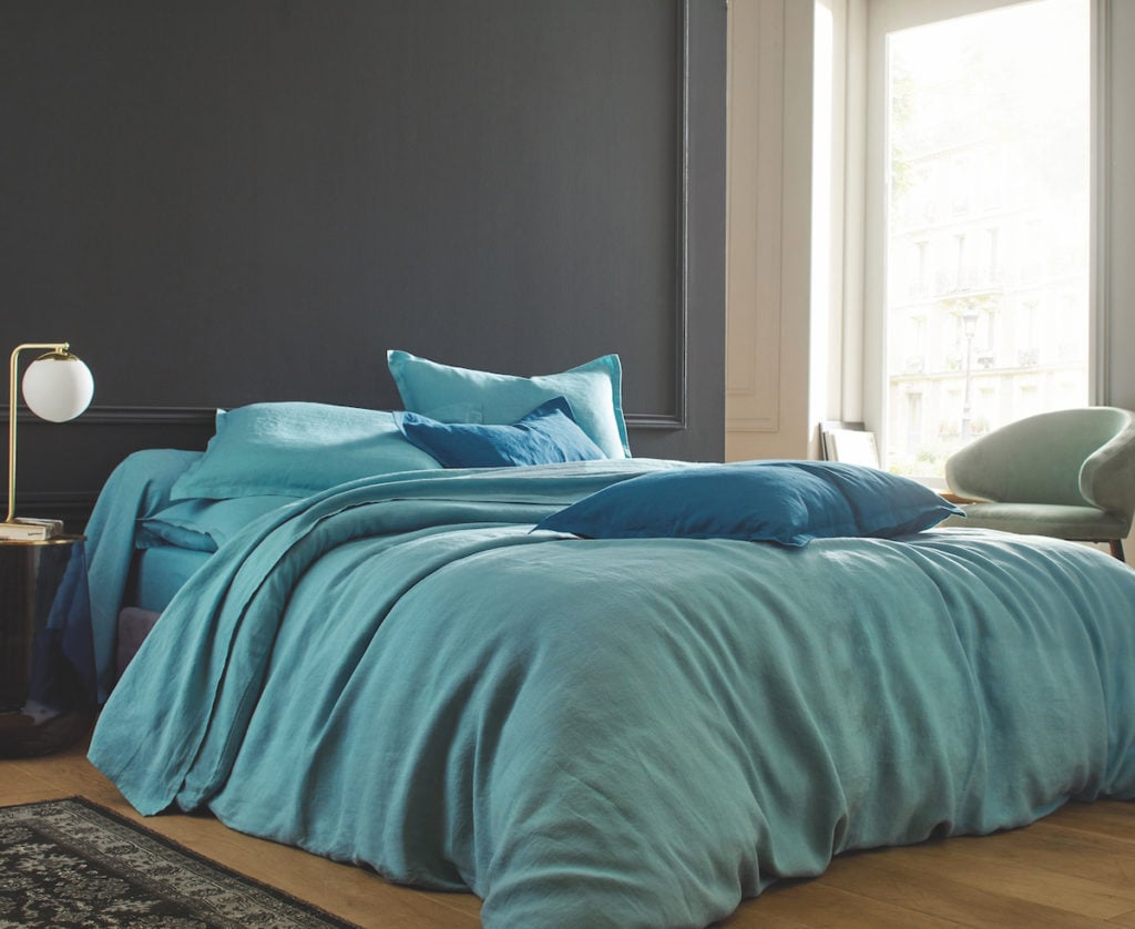 chambre grise camaieu bleu nuance céladon turquoise clair lit housse lin made in france