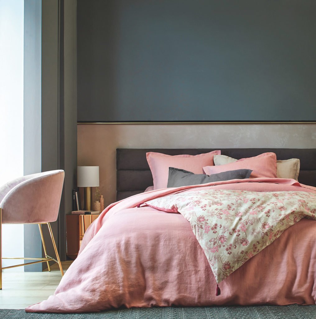 chambre grise foncé rose doré table de nuit laiton chaise fausse fourrure blog déco