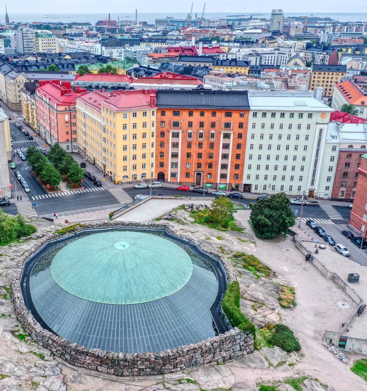 église Temppeliaukio incroyable architecture troglodytique monolithique immeuble multicolore