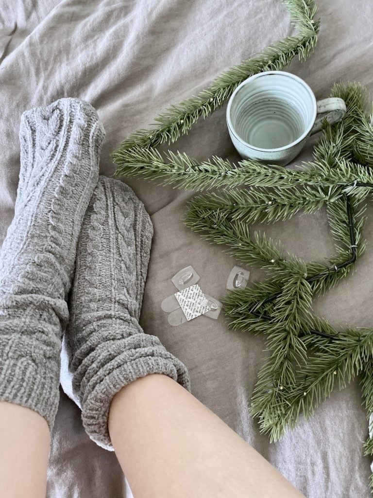 chambre cosy hiver chaussette grise laine montante thé sapin drap en lin gris