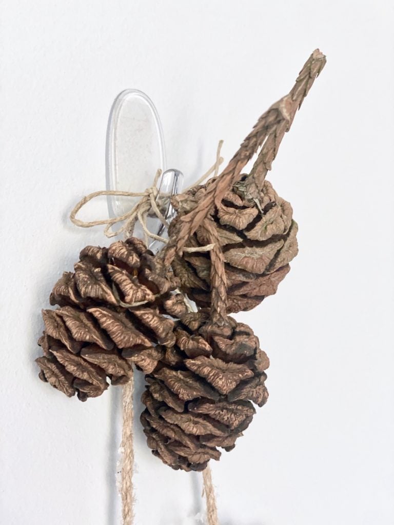 décorer ses murs sans percer noël crochet invisible pomme de pin