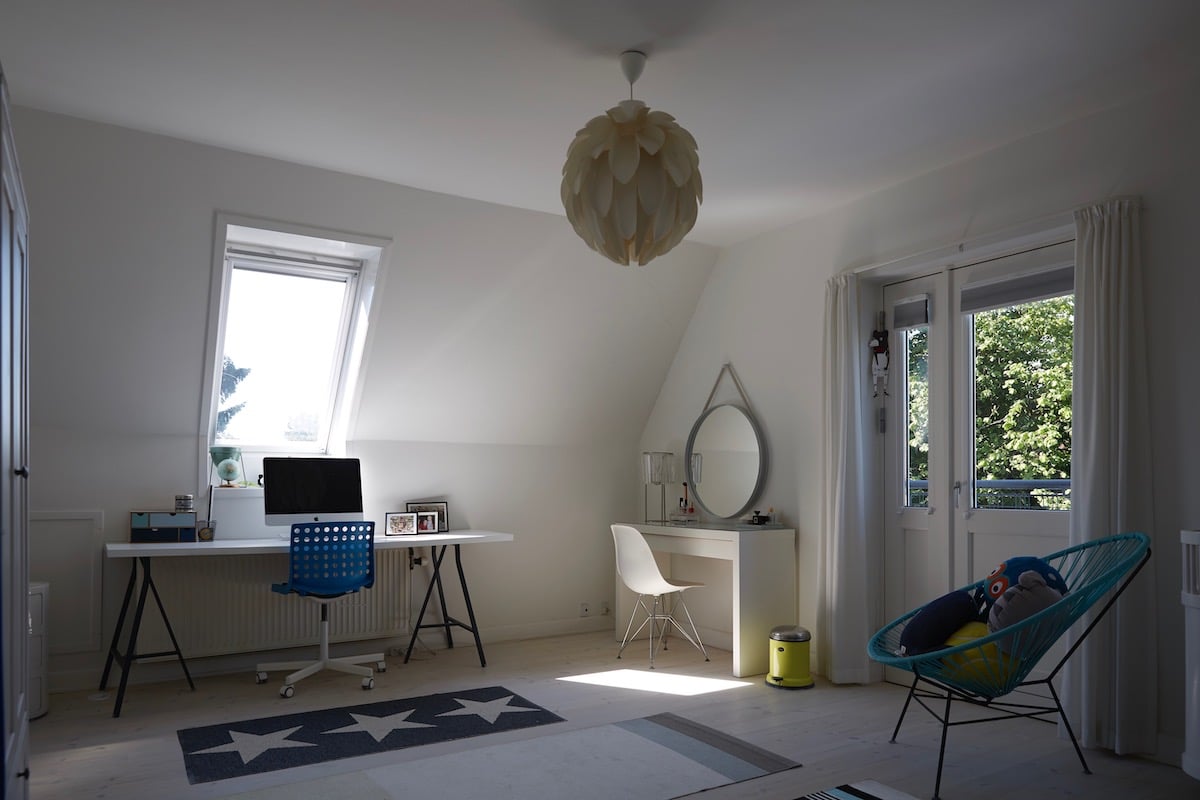 chambre enfant spacieuse fenêtre de toit bureau avant après - blog décoration - clemaroundthecorner