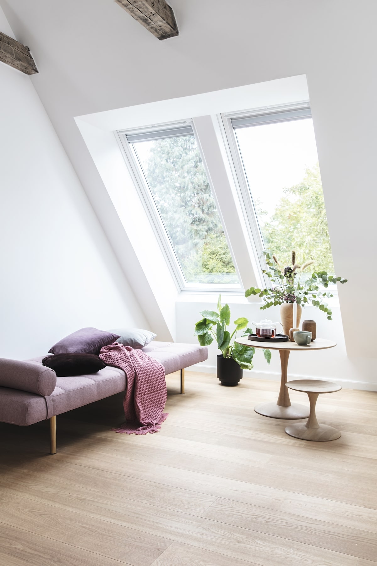 coin lecture sous combles velux pièce lumineuse divan déco intérieure design tendance - clemaroundthecorner