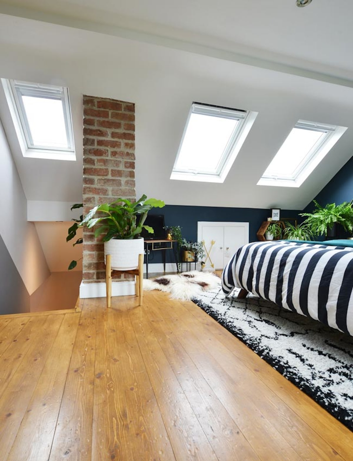 fenêtre de toit aménager comble chambre design parquet bois