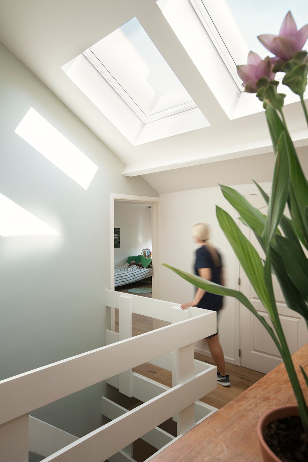 cage escalier lumineuse fenêtres de toit velux - blog déco - clematc