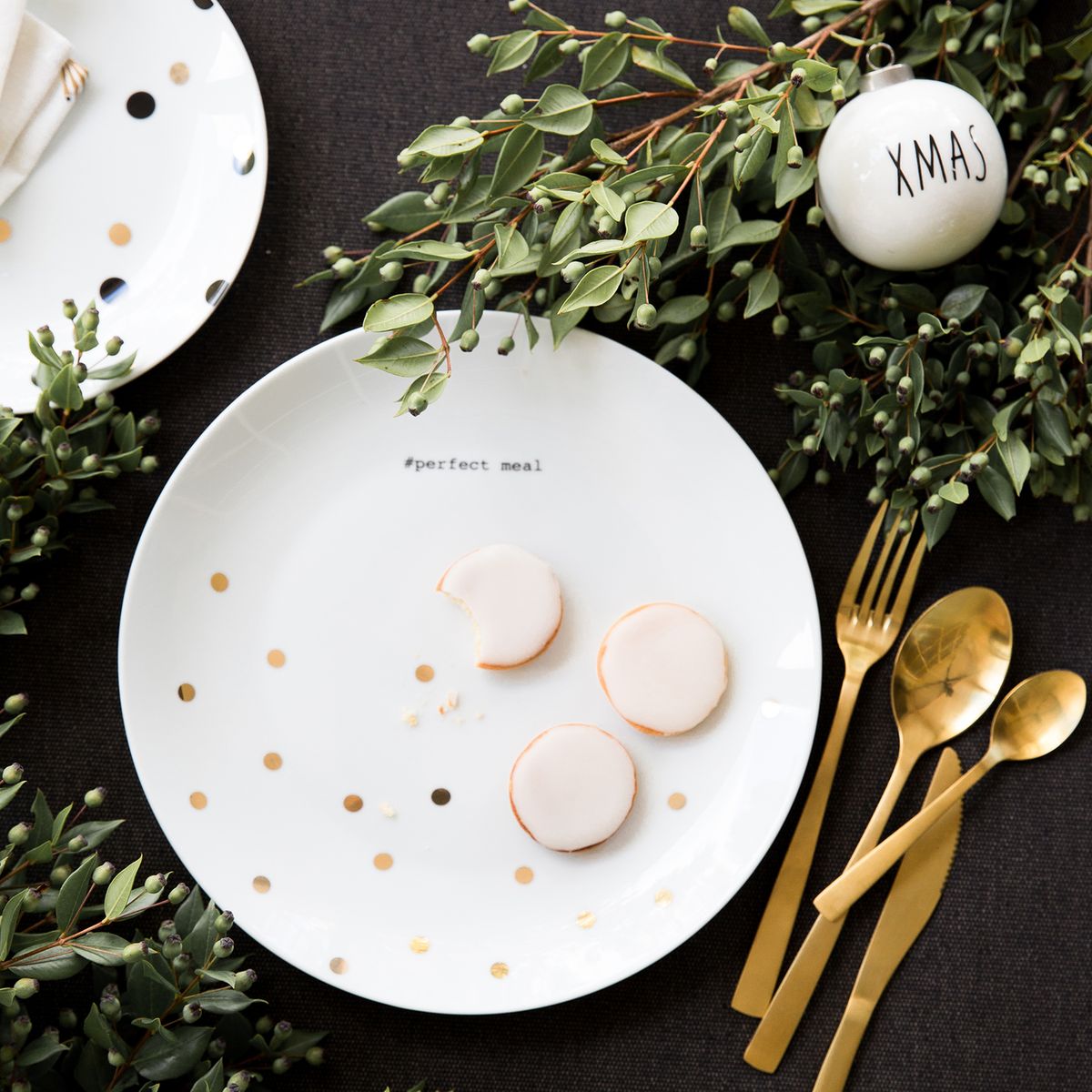 assiette à pois couvert laiton table gris foncé déco végétale