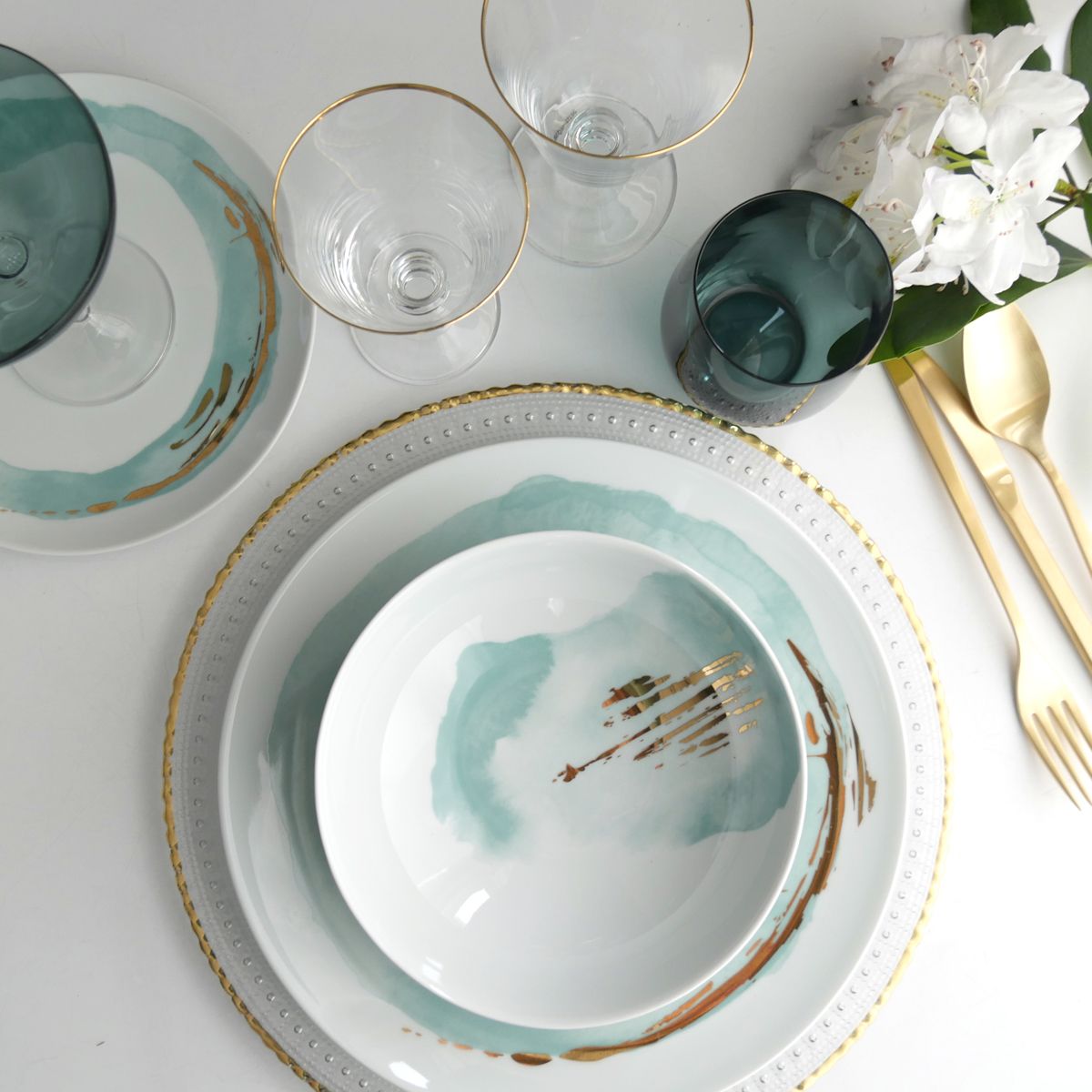 assiette porcelaine dorée rose bleu pastel déco couvert