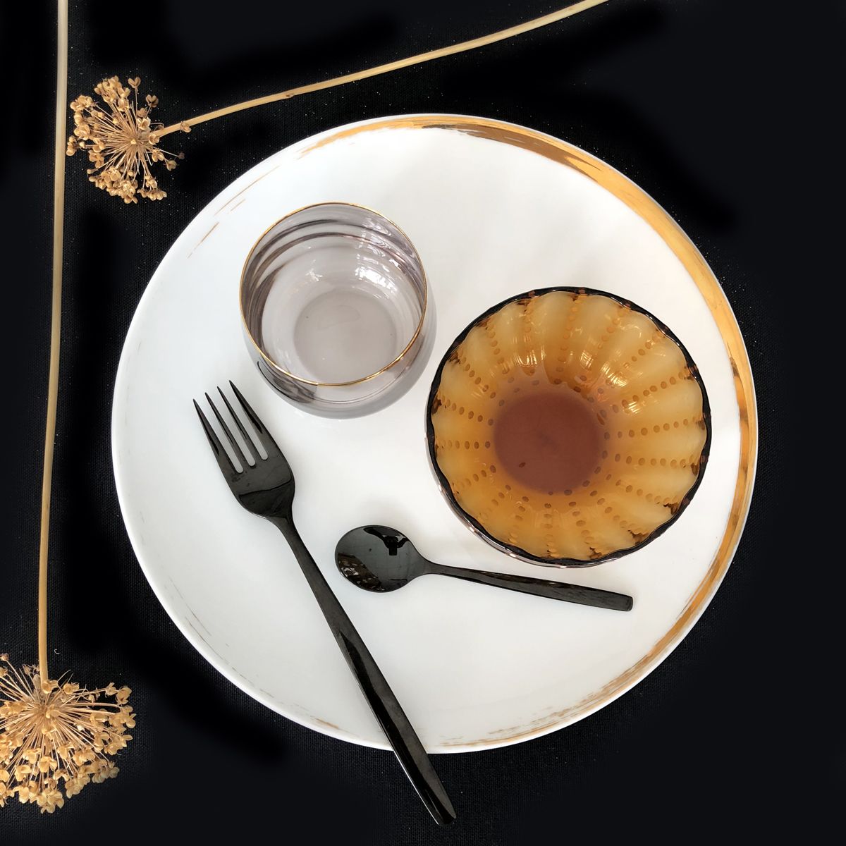 assiette ronde porcelaine feuilles séchées