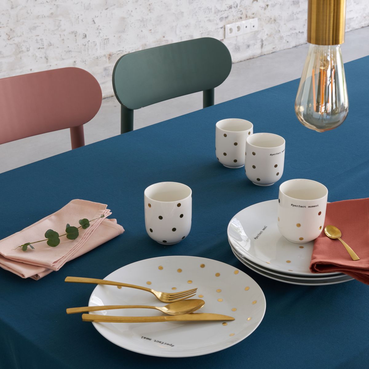 table colorée vert bleu rose suspension laiton vaisselle dorée