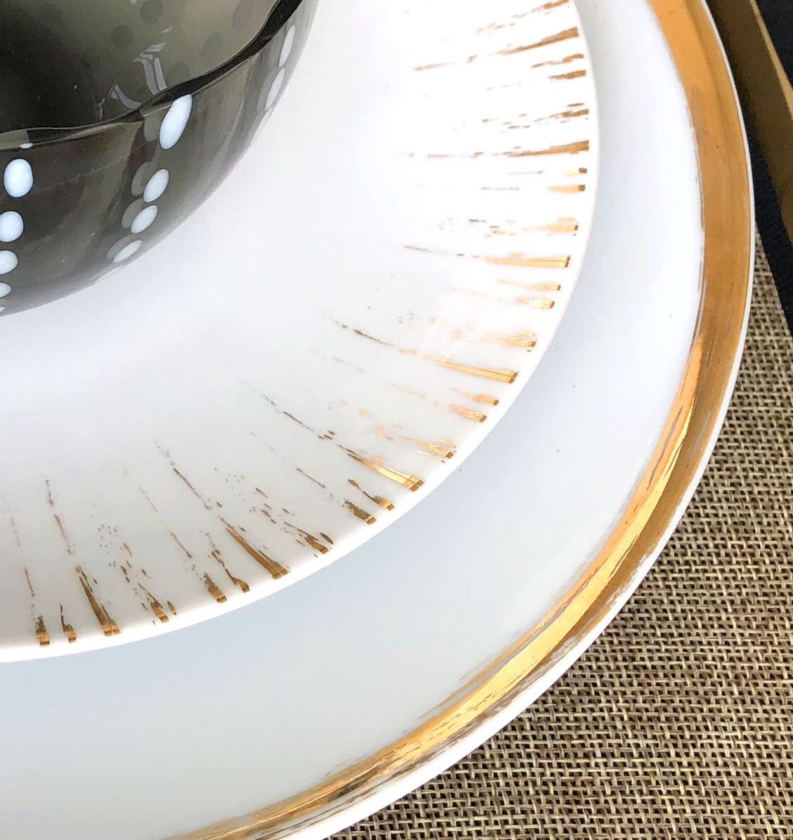 assiette tâche peinture dorée table fête clematc