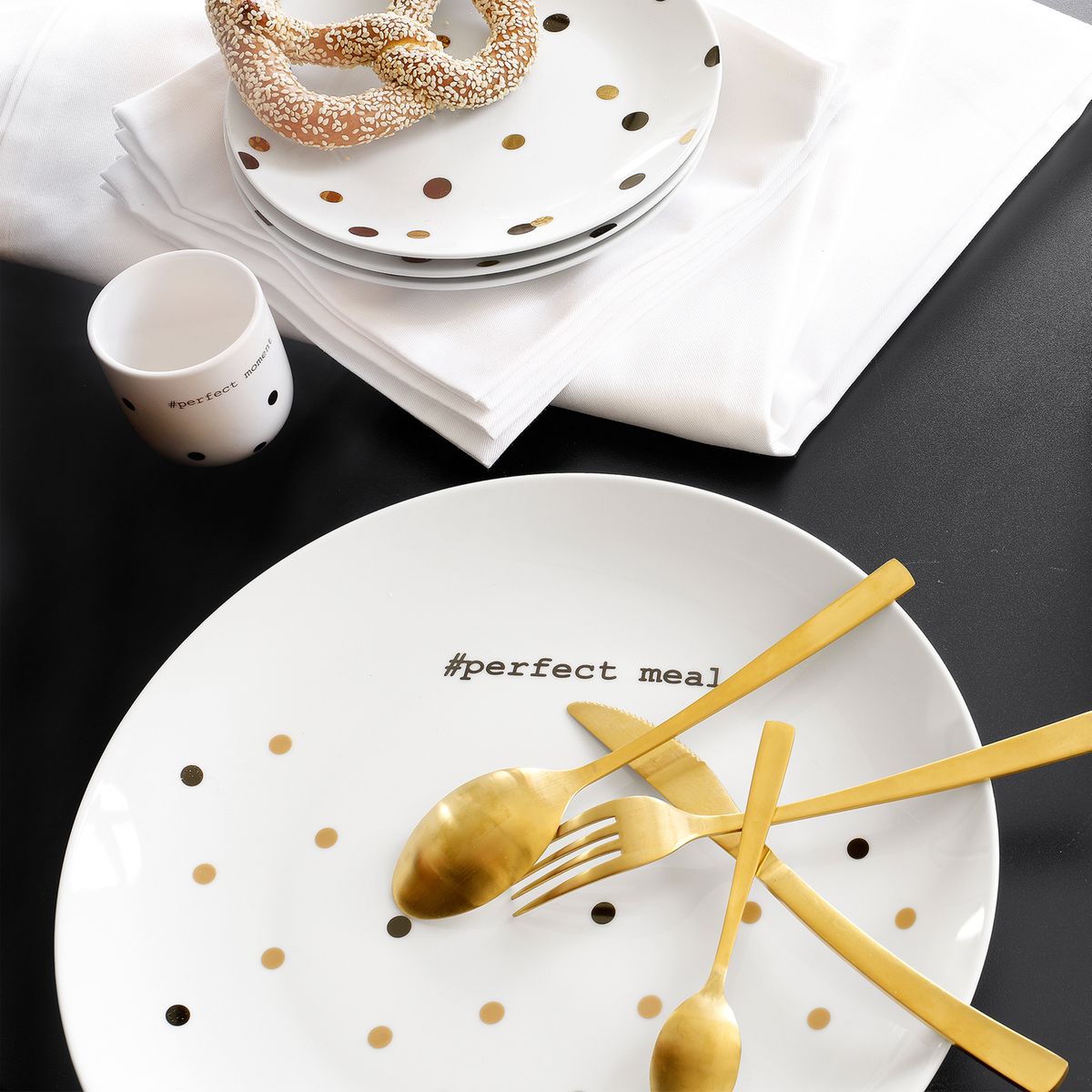 vaisselle blanche fantaisie pois couvert dorées déco intérieure