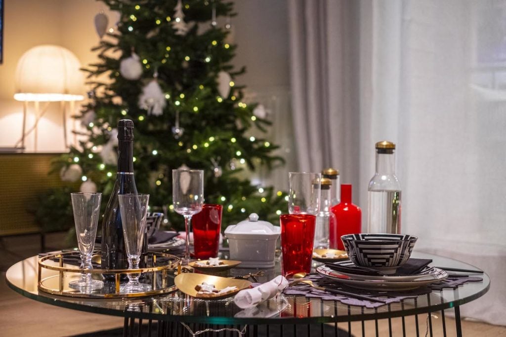 décoration table basse noel buffet apéritif rouge or doré champagne