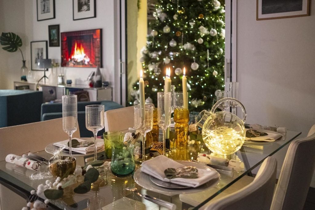 appartement cuisine ouverte diner Noël sapin design tendance décoration hiver 2020