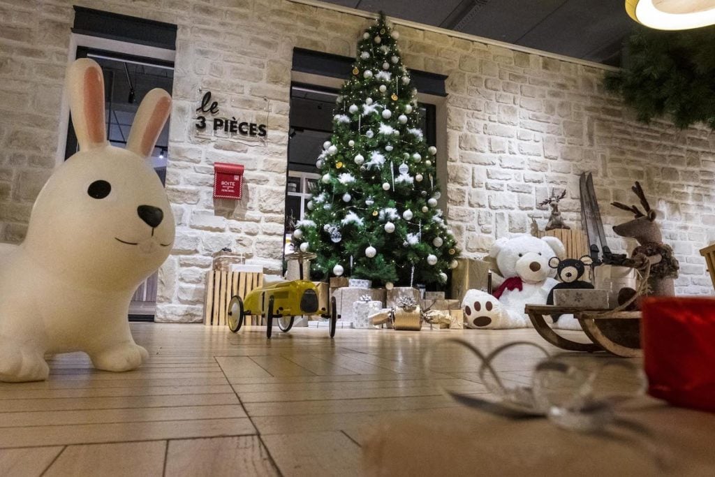 cache pied sapin accumulation paquet cadeau boite idée boutique cours saint émilion bercy village noel