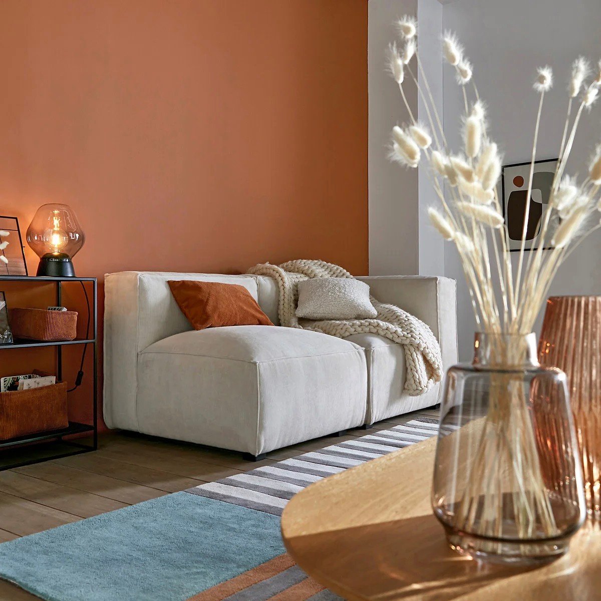 mur peinture terracotta tapis bleu orange