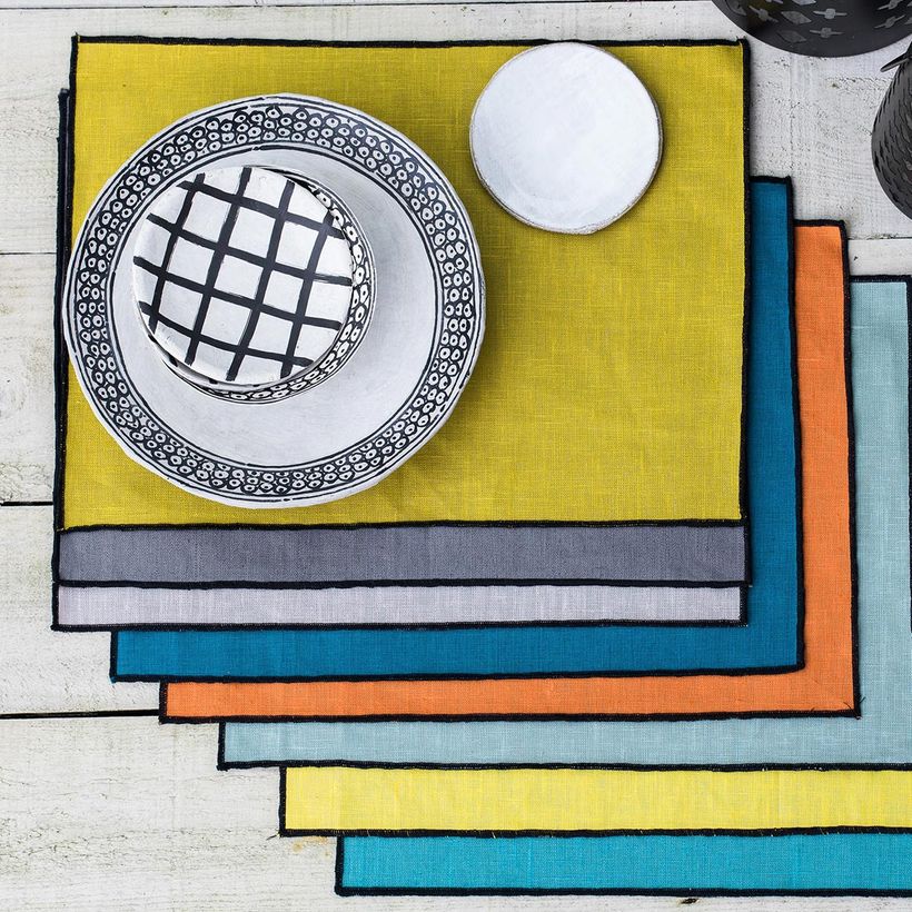 set de table en lin enduit lavé surjet noir - blog déco - clem around the corner