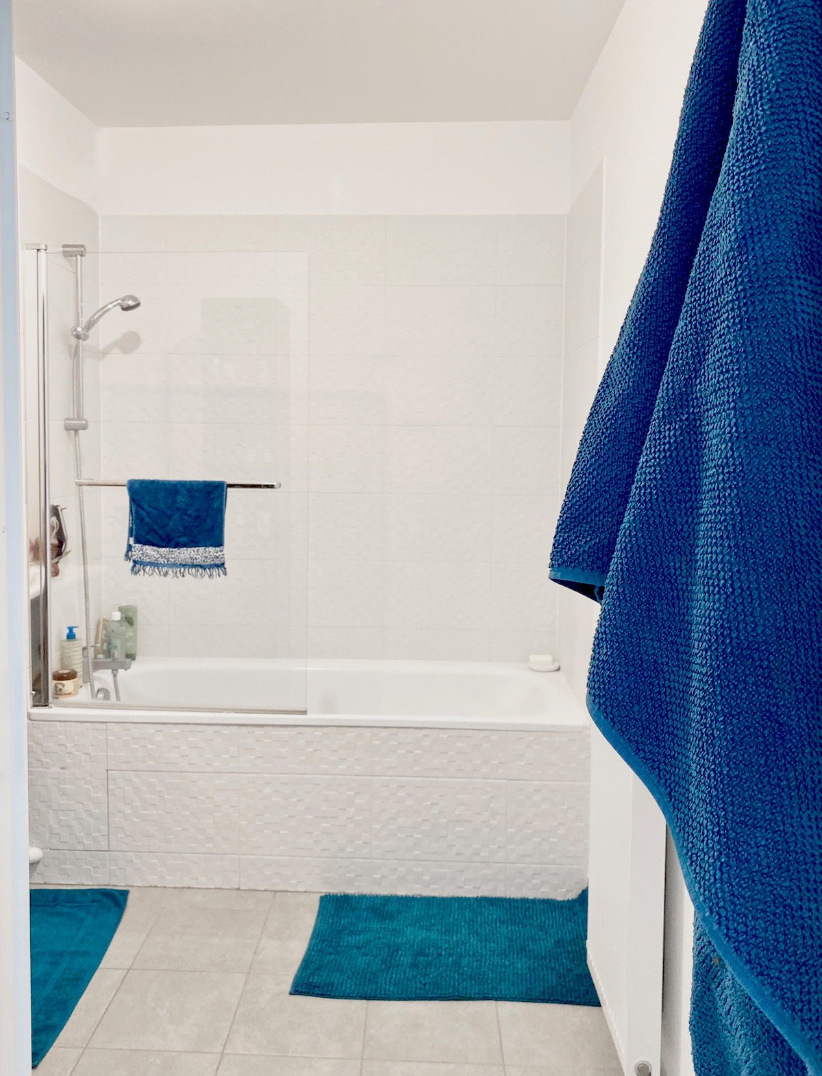 salle de bain réalisation cogedim blanche crédence carrelage relief mosaïque villa condroyer