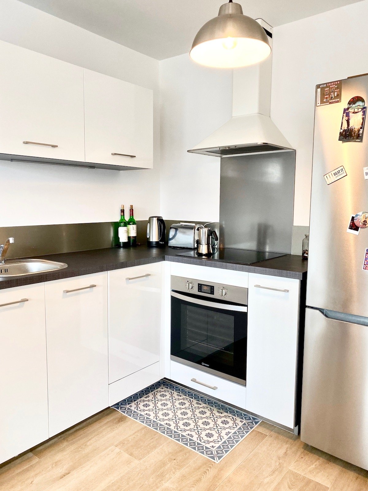 aménagement petit espace cuisine noire blanche en l