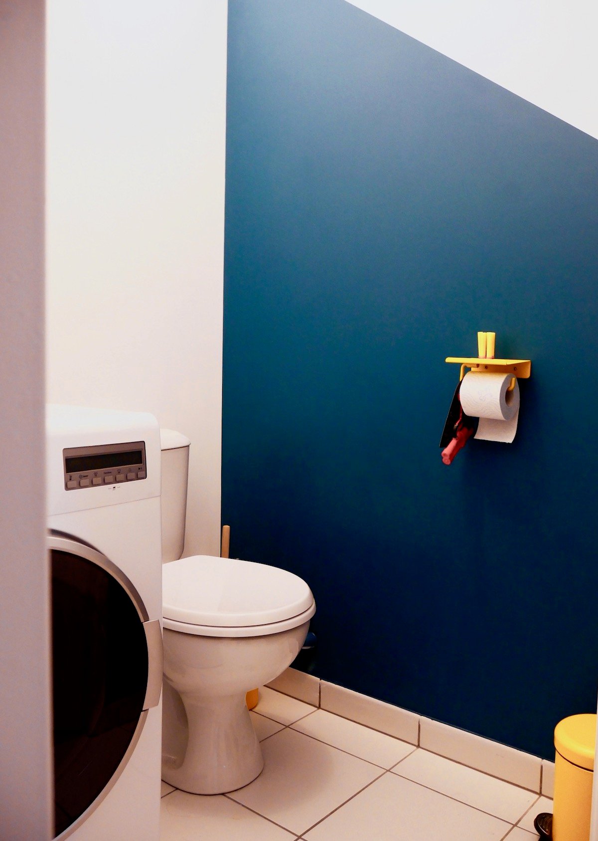 peinture originale wc bleu canard triangle motif agencement gain de place