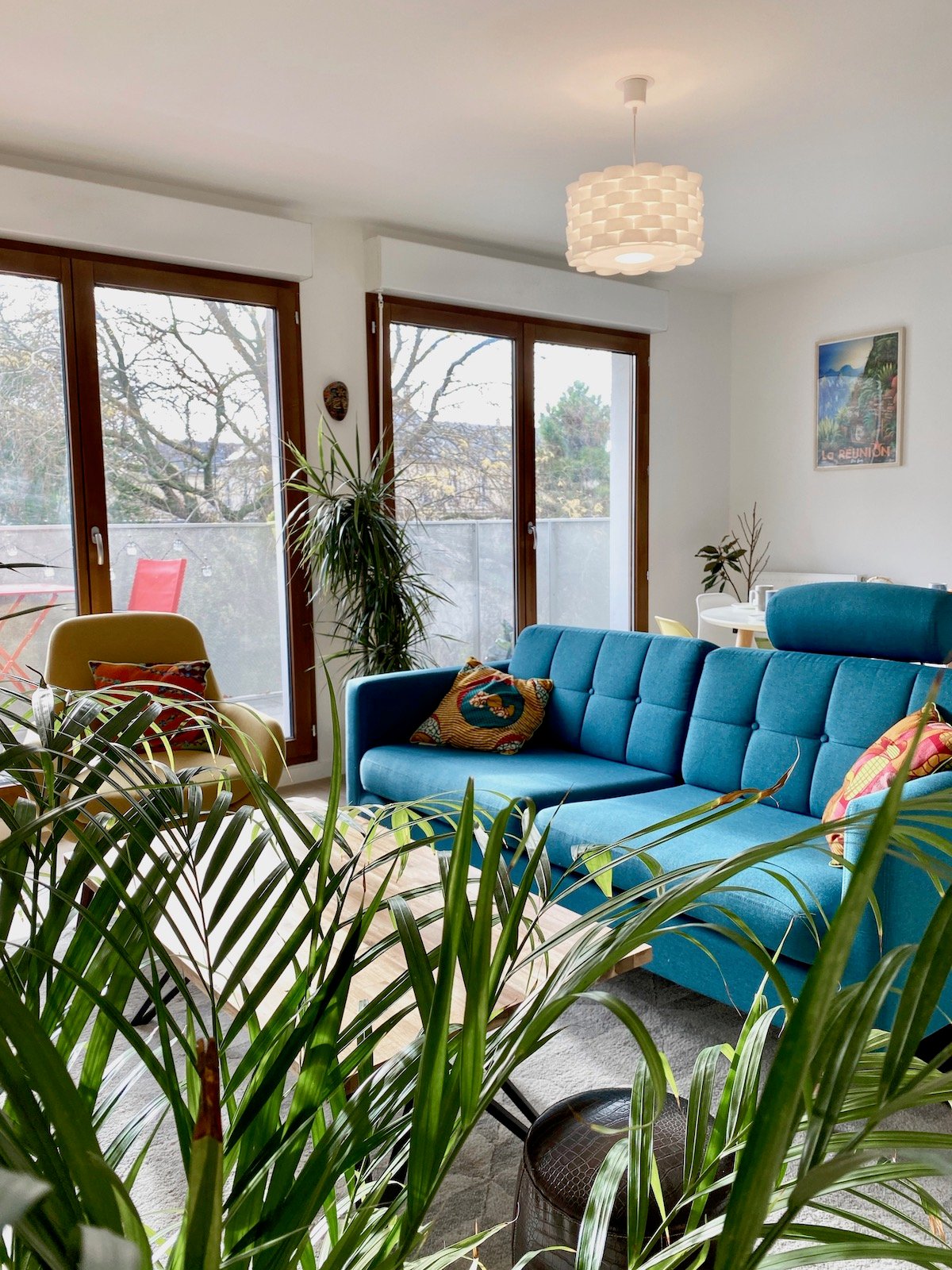 salon urban jungle palmier décoration intérieure bleu indigo canard jaune citron