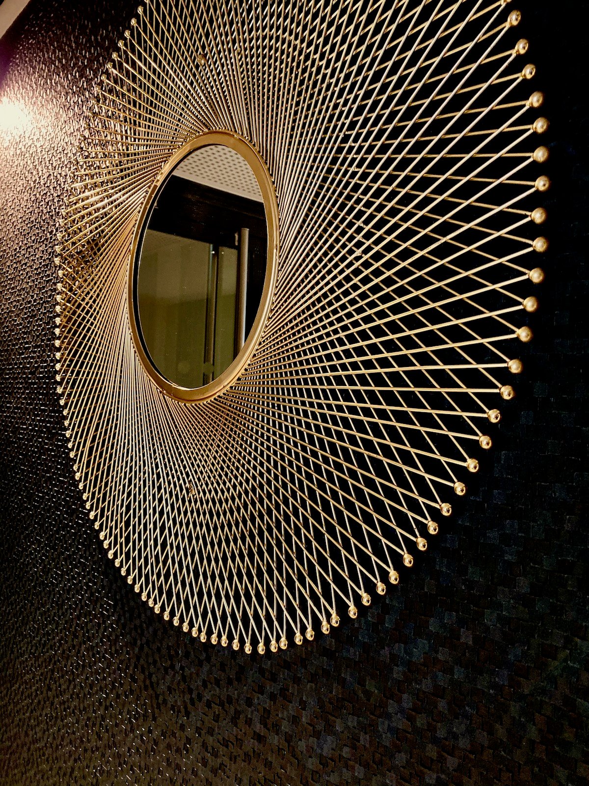 villa Condroyer miroir soleil géant doré entrée - blog déco - clem around the corner