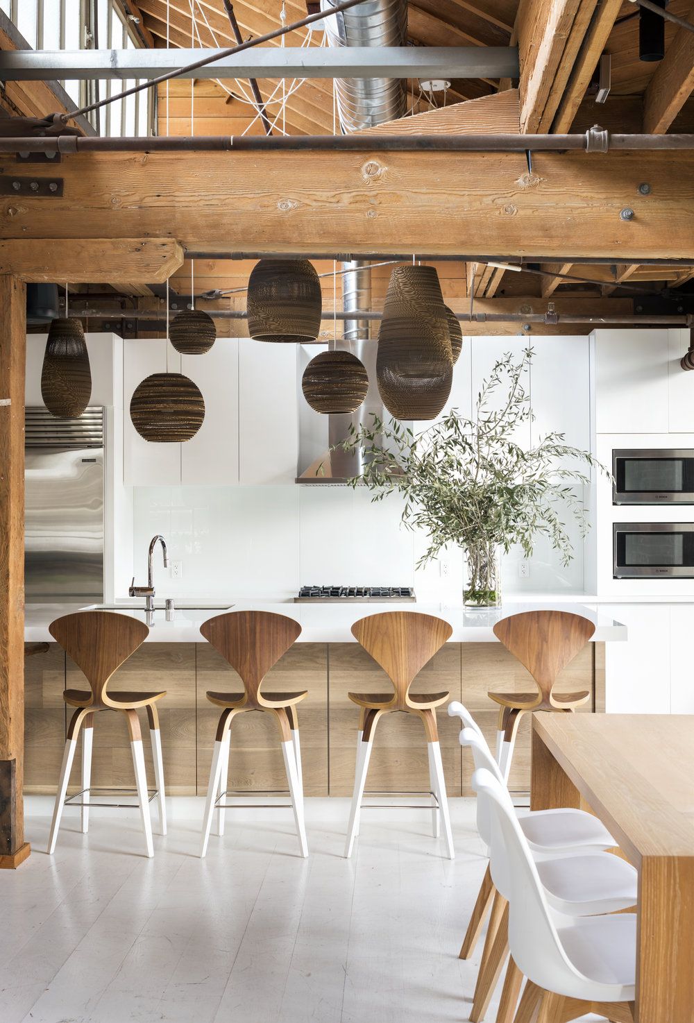 déco intérieure design graphique lumineux épurée blanc marron loft