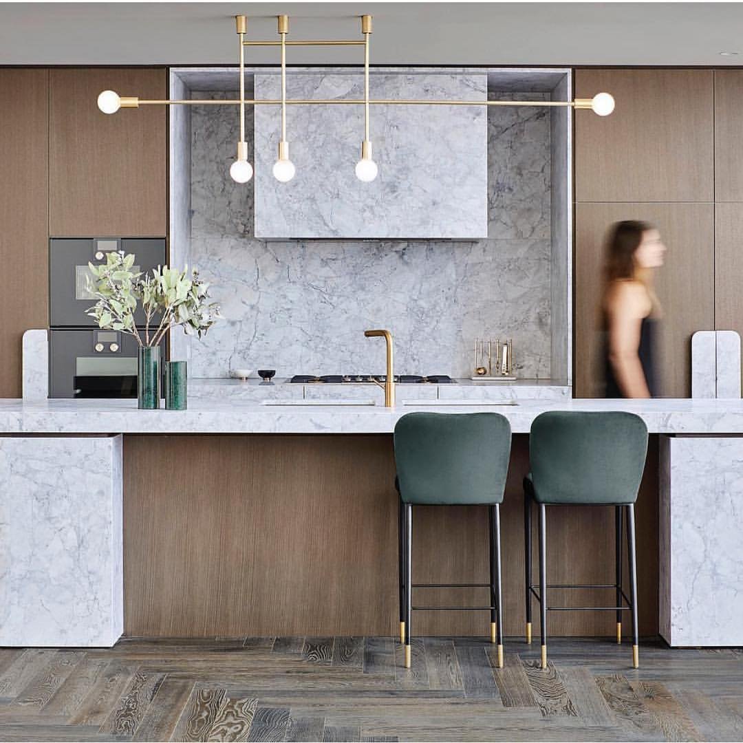 blog déco kitchenette design marbre blanc gris suspension en laiton