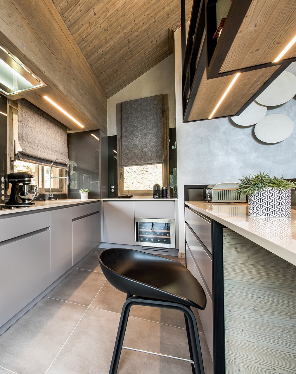 cuisine ouverte gris béton chalet familial