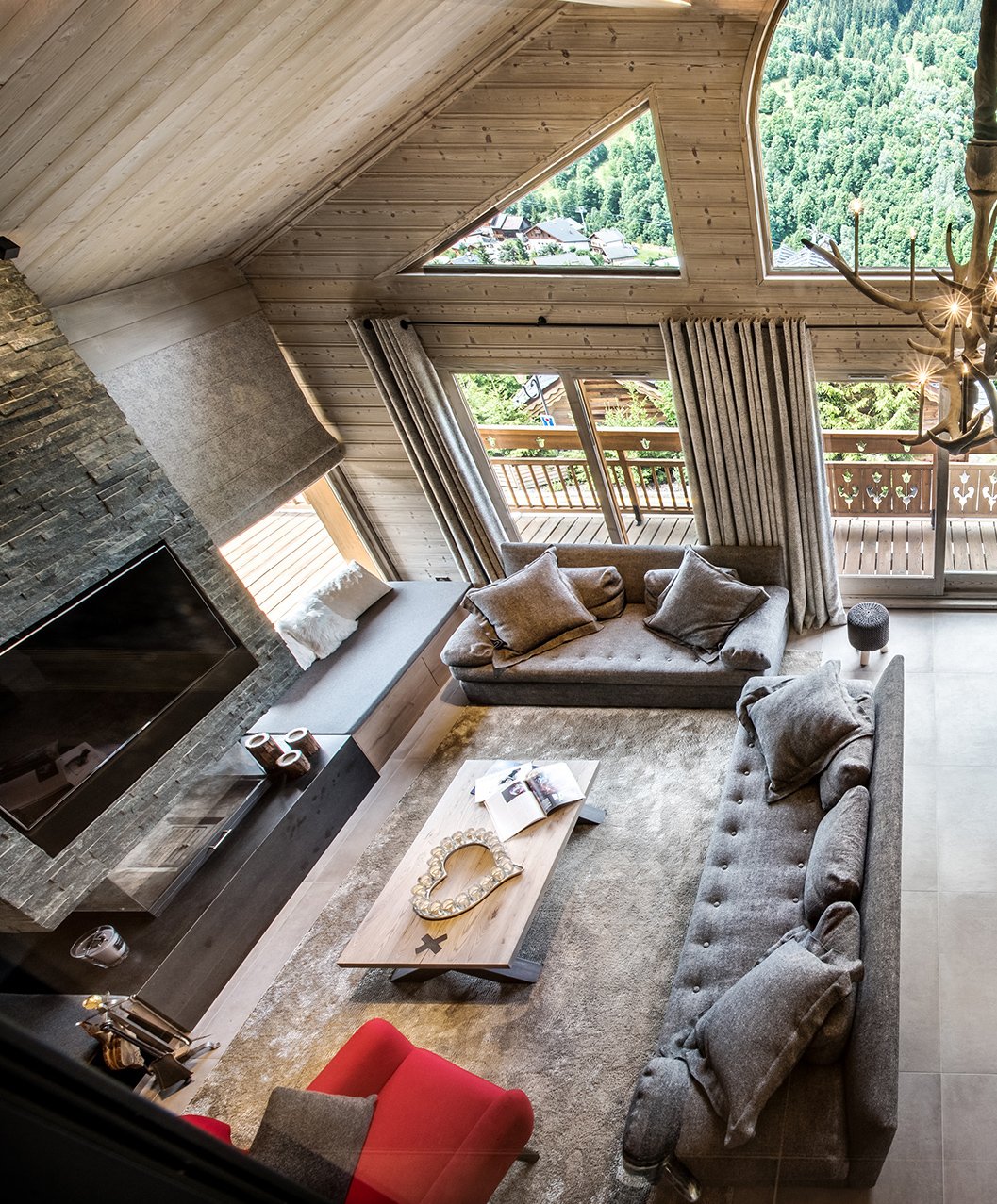 séjour cheminée pierre mur bois baie vitrée blog déco