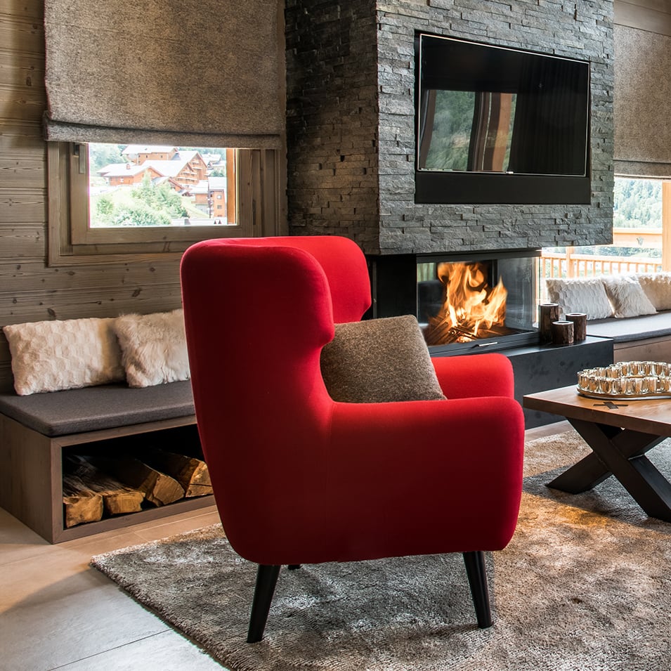chalet familial salon fauteuil rouge vif blog déco clematc