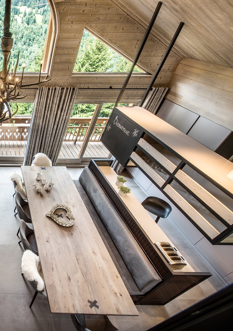 séjour cuisine ouverte bois béton fourrure baie vitrée blog déco