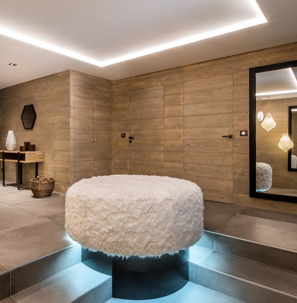 salle d'entrée carrelage béton luminaire néon bleu blanc mur bois lamé