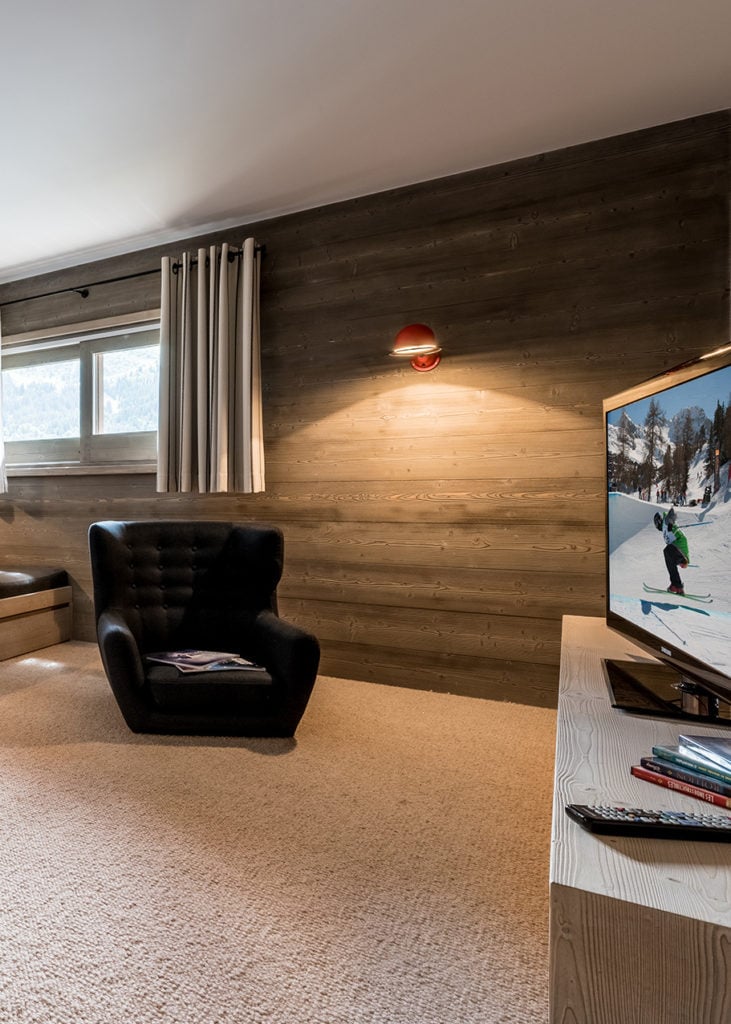 salle de jeux fauteuil cuir noir moquette gris clair