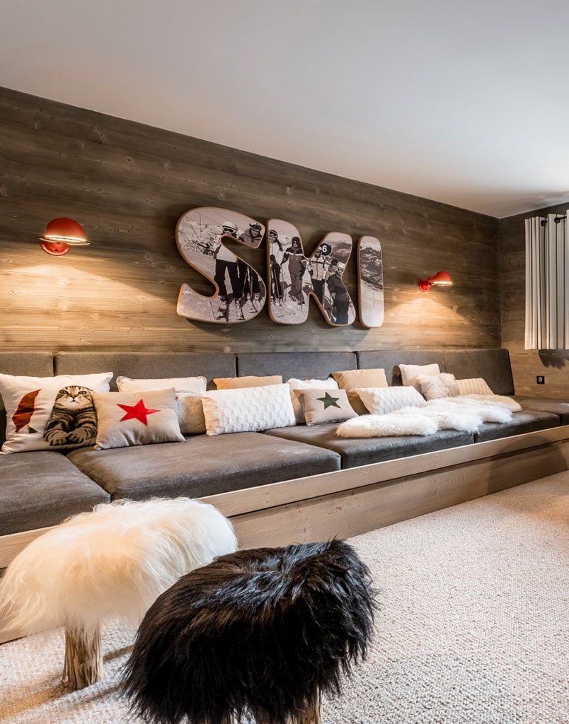 salle de jeux canapé banquette gris moquette gris clair