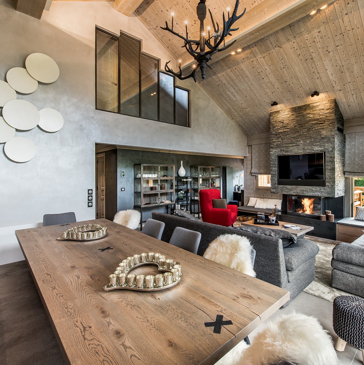 pièce de vie spacieuse table bois style industriel montagnard