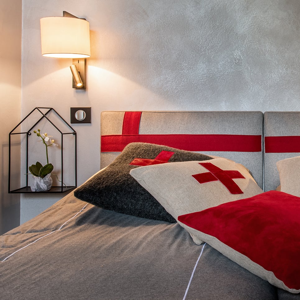 chambre parentale gris rouge neutre élégant