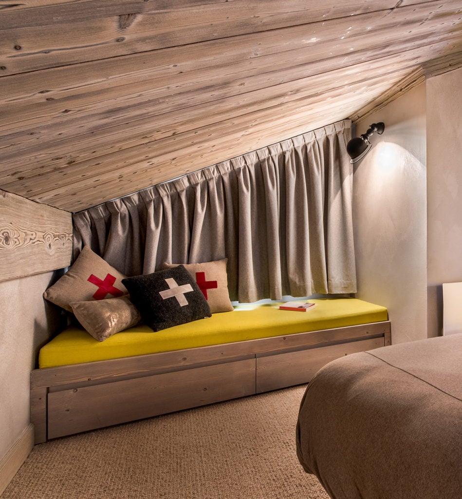 chambre d'ami gris jaune aménagement sous plafond chalet familial