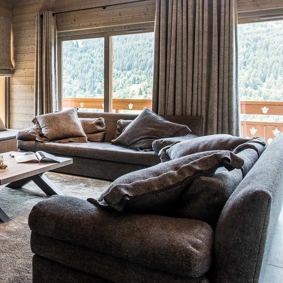 chalet familial salon canapé gris blog déco clematc