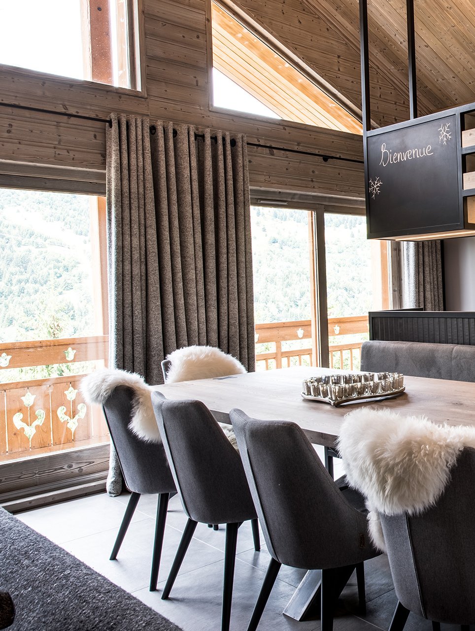 chalet familial salle à manger table en bois brut plaid fourrure blanche