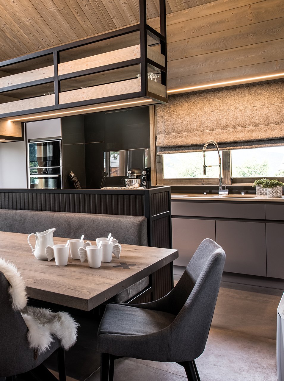 chalet familial salle à manger table en bois brut étagère noir métallique