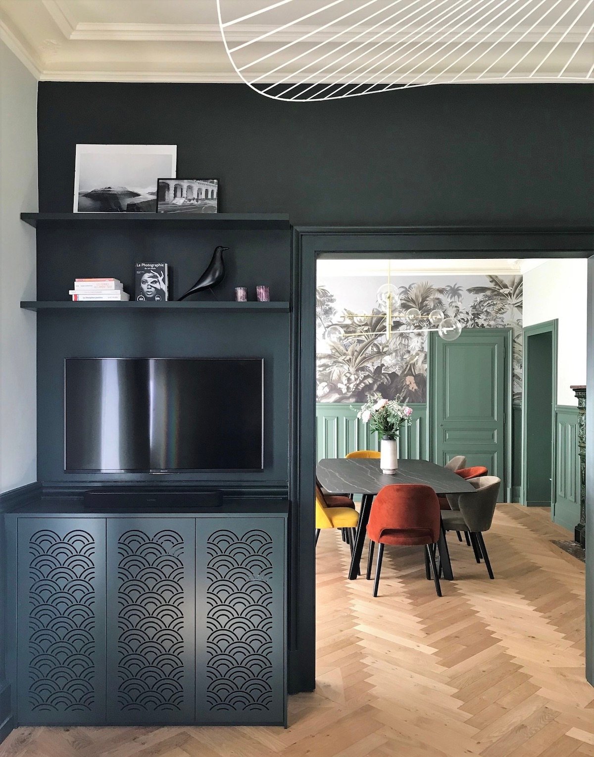 maison haussmannienne rénovation oiseau eames vertigo parquet point de Hongrie mur noir farrow and ball