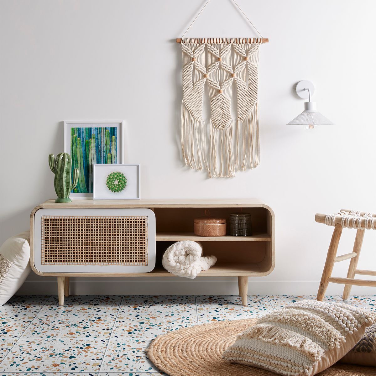 salon bohémien déco cactus commode bois cannage