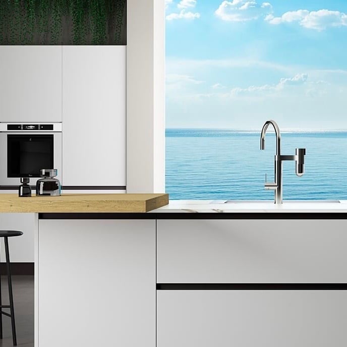 cuisine vue mer ouverte blanche marbre robinet filtrant - blog décoration intérieure - clemaroundthecorner