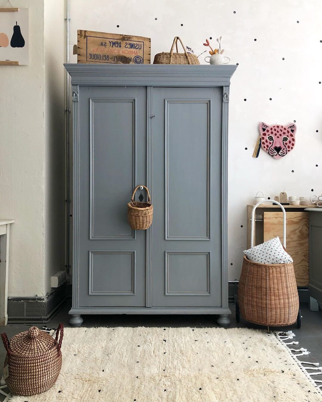 armoire parisienne chambre grise enfant tapis berbère blanc