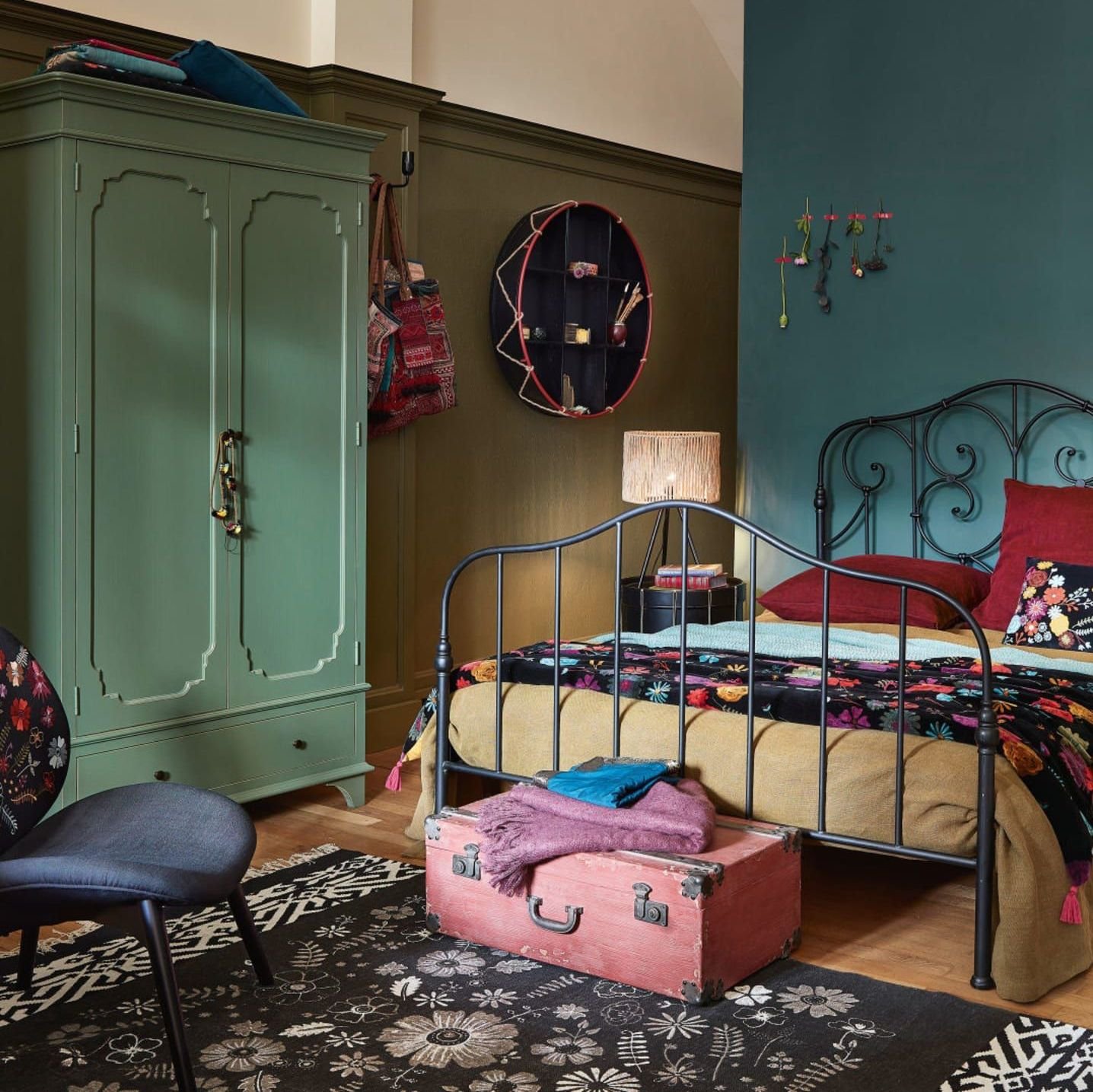chambre ami parent atypique mur vert canard lit métallique noir vintage parquet bois