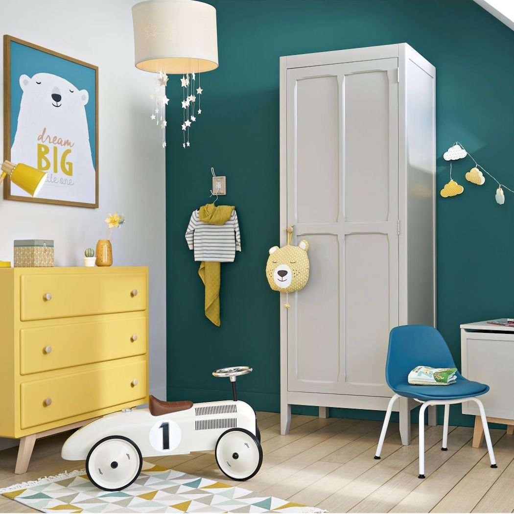 chambre enfant mur vert canard mobilier jaune blanc vintage guirlande nuage