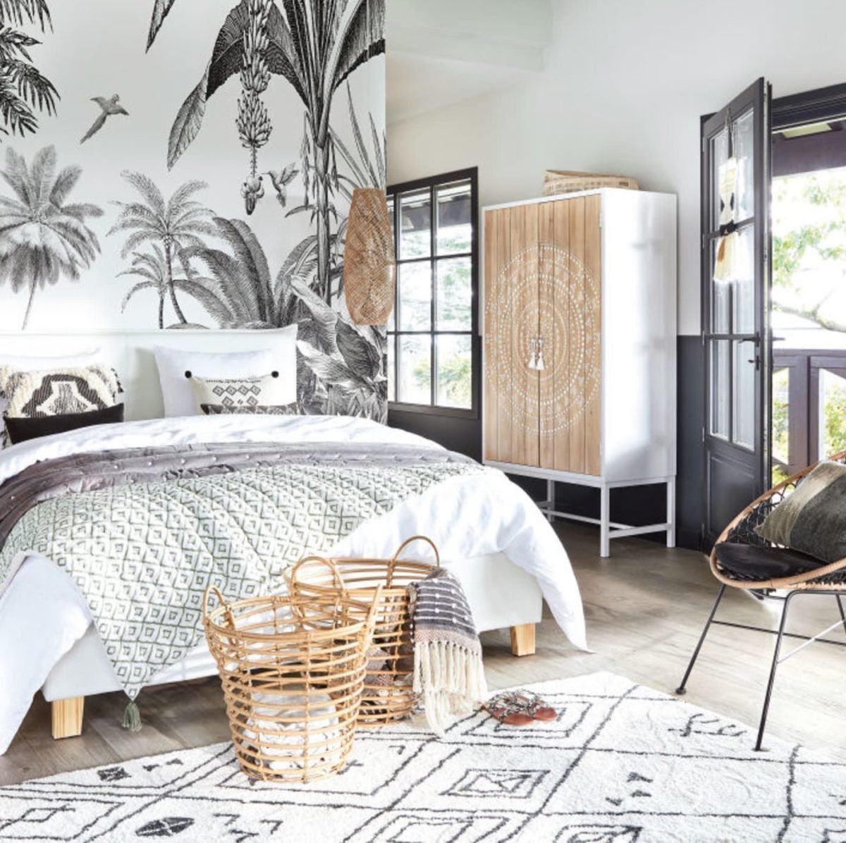 chambre parentale bohémienne rustique mobilier boisé tapis berbère noir et blanc