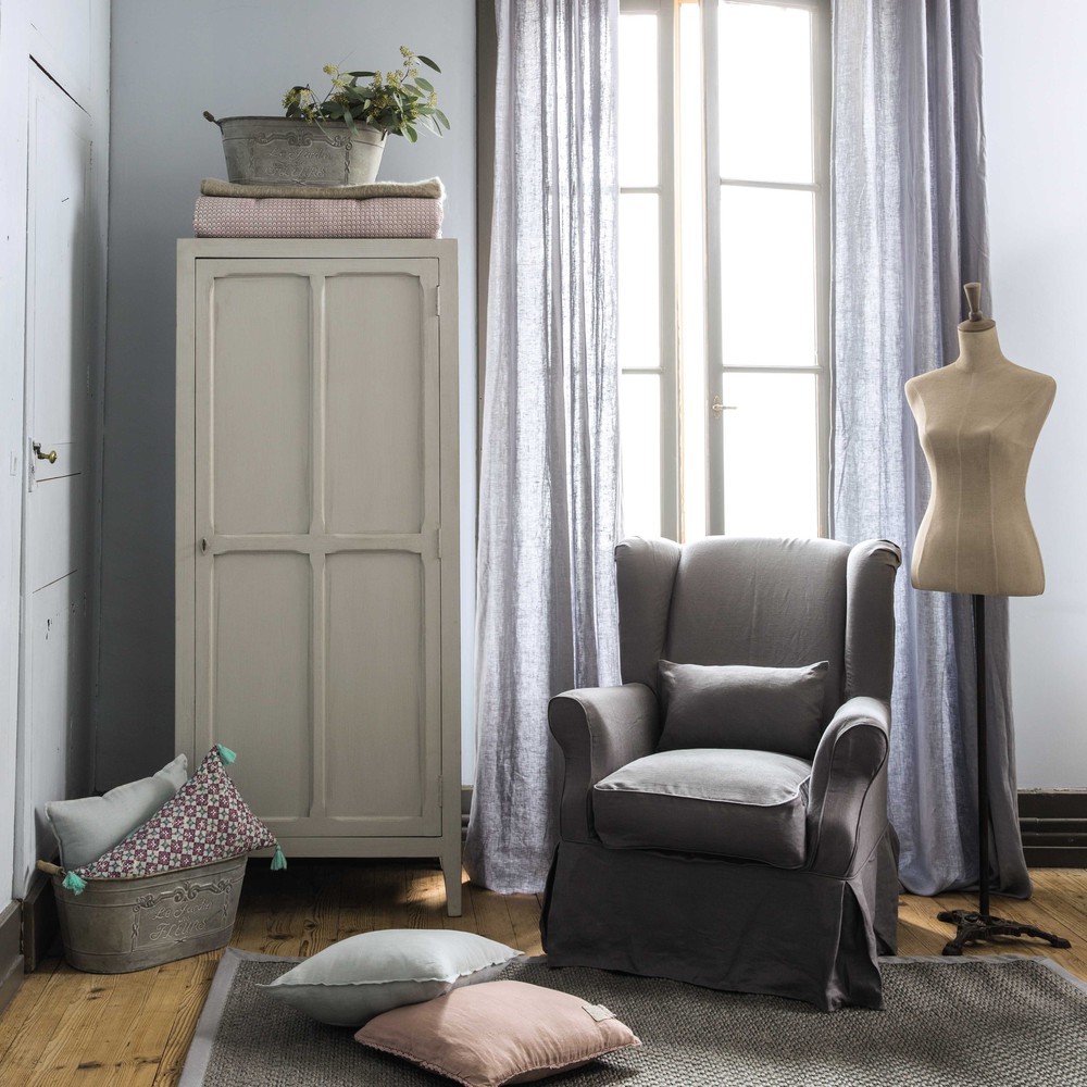 déco intérieure sobre gris vieux meuble mannequin toile métal noir parquet bois lamé